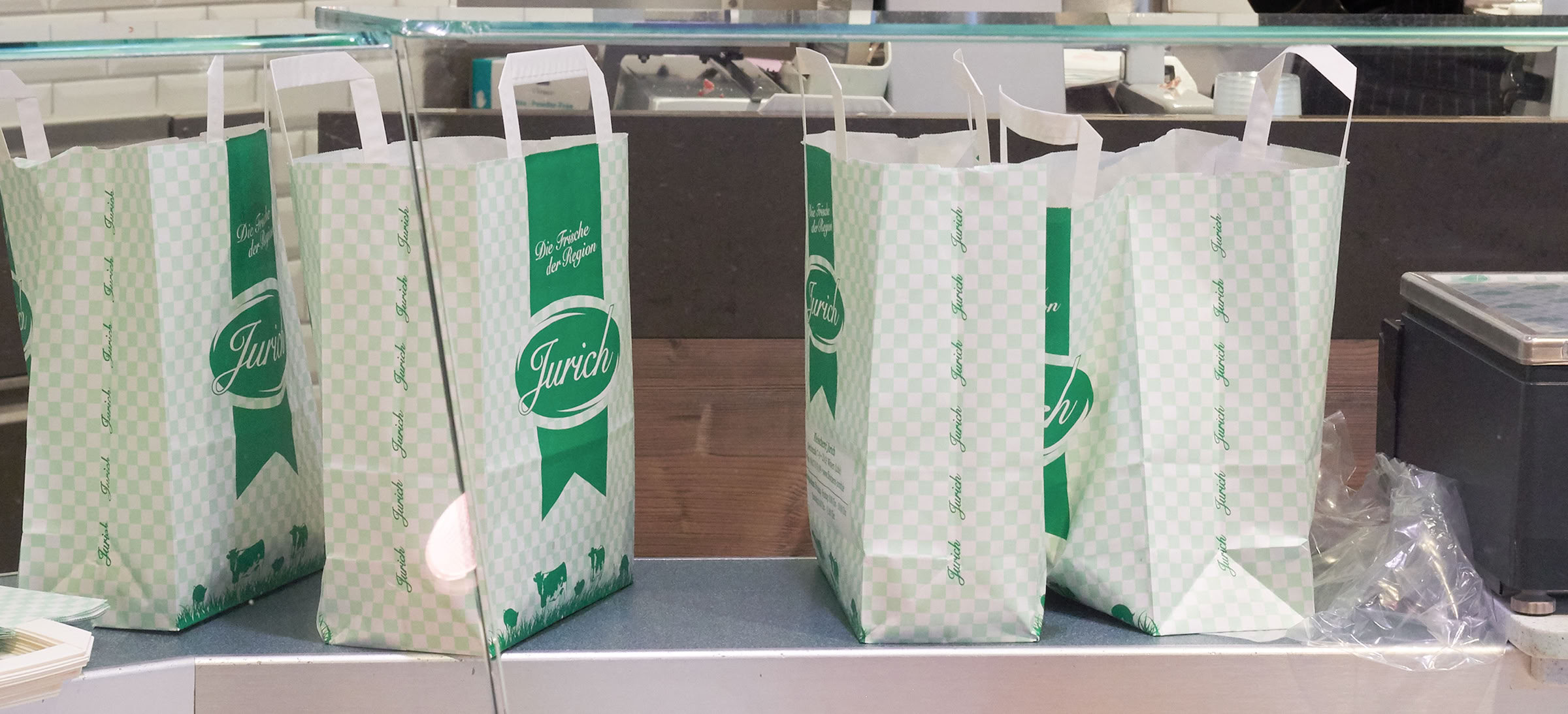 Lieferservic Fleischerei Jurich, Fleischerei, Neuland, Verantwortungsbewusst Geniessen, Produktionsstätte, Wurstwaren, Mittagstisch, Feinkostsalate, Winsen Luhe, Lüneburg, artgerecht, artgemäss, Tierwohl, mit Liebe gemacht, regional, Nachhaltigkeit, nachhaltig, familiär transparent, Genusshandwerk, 1899, Im Dienst ihre Kunden 